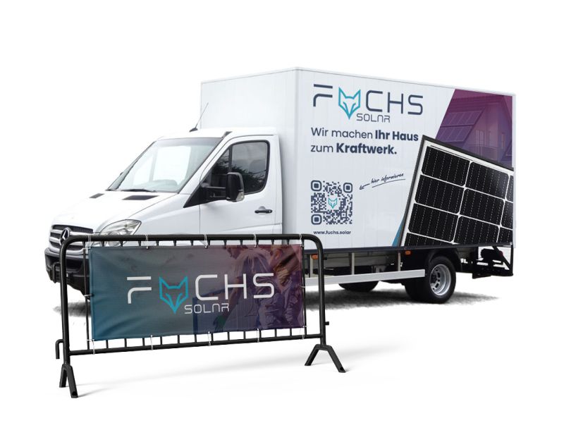 Beschrifteter Transporter und Bauzaunplane 